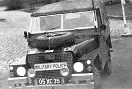 >Джип английской военной полиции, сопровождающий автобус с советским караулом, 1976 г.