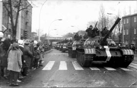 Колонна танков 10 отб на Герман Дункер-штрассе.