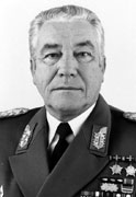 Министр обороны ГДР Х. Хофман.