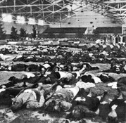Жертвы воздушного налета, сложенные в выставочном зале в Шарлоттенбурге.