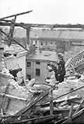 Разрушения после налета английской авиации. Берлин, август 1940 г.