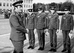 На переднем плане командир 133 омсб капитан А. Н. Денисов. Второй справа ефрейтор А. Гашков.