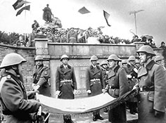 Воины ННА ГДР принимают присягу, 1982 г.