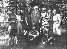 Л. Е. Кербель и В. Е. Цигаль В гостях у Г. Кольбе. Июнь 1945 г.