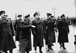 Маршал Г. К. Жуков на открытии мемориала в Тиргартене 11 ноября 1945 г.