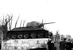 Восточный танк Т-34 с красной звездой на башне, 1946 г.