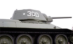 Белые звезды на танках после реставрации 2014 г.