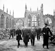 У. Черчилль осматривает развалины Кафедрального собора.