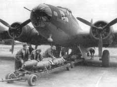 Подготовка бомбардировщика B-17 «Летающая крепость» к вылету.