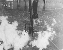 B-17 попал под бомбы летящего над ним самолета.