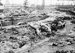 Последствия налета американских бомбардировщиков на верфь «Блом унд Фосс».