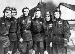 Капитан А. И. Колдунов с боевыми друзьями.
