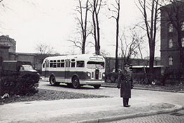 Автобус с советским караулом.