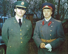 Начальники американского и советского караулов: капитан Э. Лампе и лейтенант В. Ф. Бирюков.