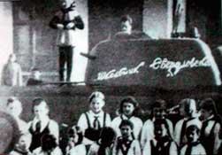 Митинг по случаю вручения танка «Школьник Свердловска» во дворе школы № 67. Апрель 1943 г.