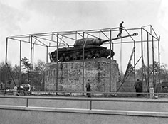 Рабочие ГДР, реставрирующие памятник.