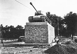 Строительство монумента, лето 1945 г.