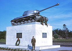 Памятник-танк во всей своей красе.