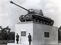 Памятник-танк во всей своей красе.
