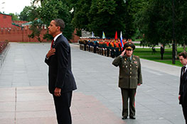 Москва, 2009 г. Президент США Б. Обама на церемонии возложения венка к могиле Неизвестного солдата. На заднем плане военный комендант Москвы генерал-лейтенант А. Н. Денисов.