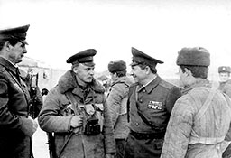 Генерал-майор И. М. Лимаренко и командиром разведроты 781 орб 108 мсд 40 А В. Грузинцев.