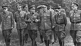 Генерал армии С. С. Маряхин (в центре) и генерал полковник Ф. М. Малыхин (первый слева) с руководителями тыла дружественных армий на учении «Неман», 1968 г.