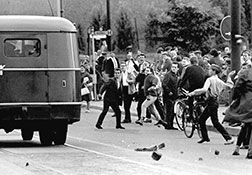 >Экстремисты швыряют камни в автобус с советским караулом, следующим в Тиргартен. Западный Берлин, 1962 г.