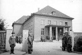 Охрана штаб-квартиры Главноначальствующего СВАГ в Карлсхорсте, 1945 г.