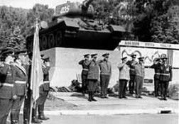Торжественная церемония у танка-памятника.