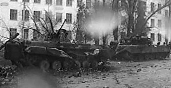 Сгоревшая БМП № 614  81 гв. мсп и подбитый танк Т-80БВ из приданных сил 6 гв. тп.