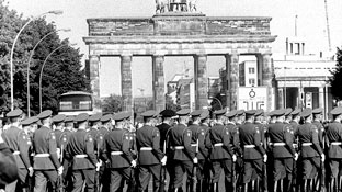 Воины бригады у Бранденбургских ворот, 1993 г.