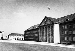 Главное здание инженерной школы вермахта на Цвизелер штрассе, 1937 г. В 1945-1949 гг. здесь размещался Штаб СВАГ.