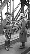 Немецкий и польский пограничники на ж. д. мосту в захваченном поляками чешском городе Богумин.
