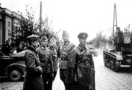 С. М. Кривошеин и танки передового батальона 22.09.1939 г. до начала церемонии.