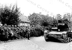 Советский танк Т-26 на ул. Унии Любельской перед началом прохождения немецких войск.