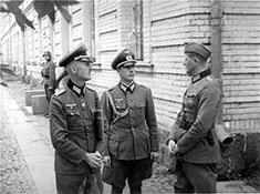 Командир 76 пп полковник Г. Гольник (слева) и командир 2 батальона Г. Леммель (справа).