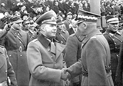 Рукопожатие польского маршала Э. Рыдз-Смиглы и немецкого атташе генерал-майора Б. фон Штудница.