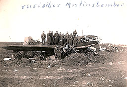 Немецкие солдаты у сгоревшего на аэродроме Ил-4.