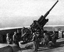 Расчет 105-мм орудия Flak 39 на позиции «Цезарь».