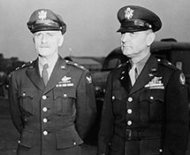 Бригадный генерал А. Икер (справа) и генерал-майор К. Спаатс; около 1942 г.