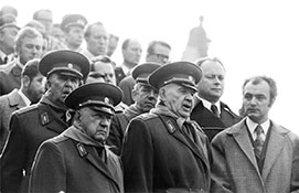 В центре маршал В. И. Чуйков, слева генерал армии П. А. Курочкин, за ним генерал армии И. И. Федюнинский.