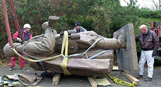 7 декабря 2001 г. бронзовую фигуру сняли с постамента.