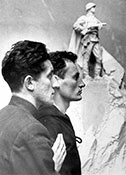 Л. Е. Кербель (слева) и В. Е. Цигаль перед моделью скульптуры для мемориала в Зеелове.
