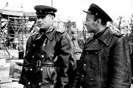 Начальник 23 УВПС инженер-подполковник Р. И. Буравцев (слева) и гл. инженер управления инженер-майор В. А. Беручан на стройплощадке