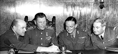 Берлин, июль 1945 г. Союзные коменданты (слева направо) генерал-майор Ф. Паркс (США), генерал-полковник А. В. Горбатов (СССР), генерал-майор Л. Лайн (Великобритания), бригадный генерал Ж. Бюшен (Франция).