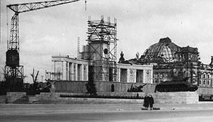 Строительство мемориала, 1945 г.