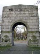 Вход-арка на территорию мемориала.