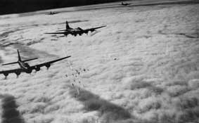 B-17 сквозь облака по радару наносят удар по Бремену 13.11.1943 г.