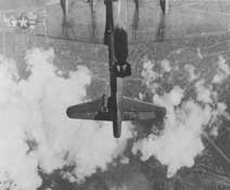B-17 попал под бомбы летящего над ним самолета.