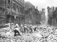 Расчистка Бергштрассе в районе Альтона в июле 1943 г.
